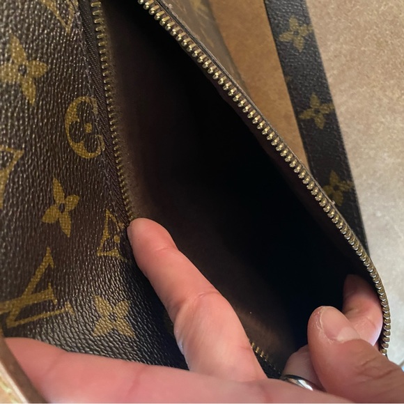 LOUIS VUITTON CROSSBODY BAG - Picture 6 of 16